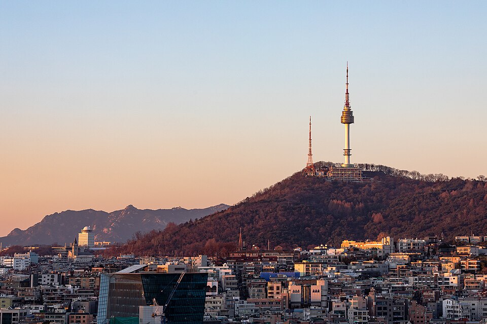 해 질 녘 남산 위의 N서울타워와 그 아래 서울 도심